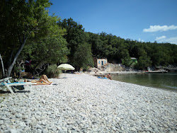 Cesarova beach'in fotoğrafı uçurumlarla desteklenmiş