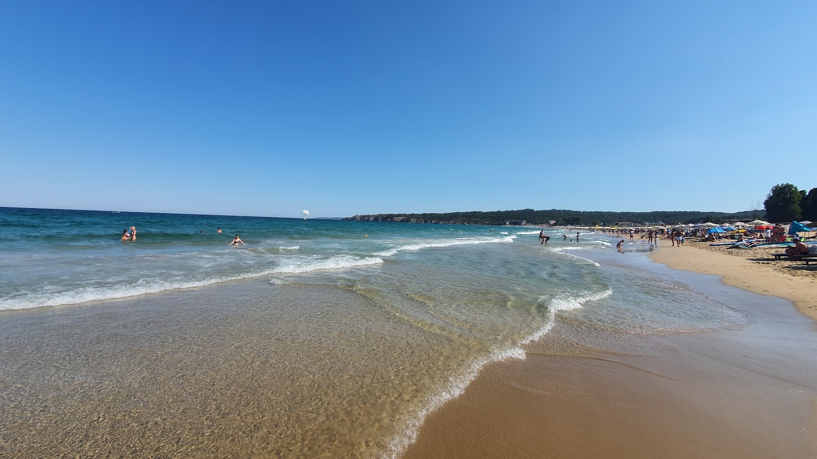 Foto de Praia de Kavatsite com areia fina e brilhante superfície
