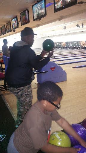 Bowling Alley «Showplace Entertainment Center», reviews and photos, 141 E Service Rd, Staten Island, NY 10314, USA
