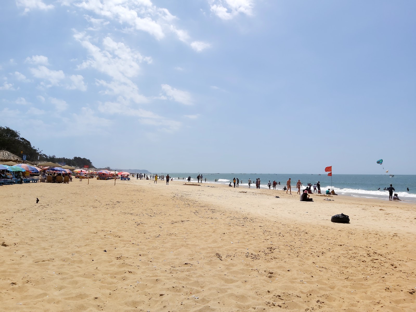 Photo de Baga Beach avec sable fin et lumineux de surface