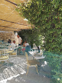 Atmosphère du Restaurant Chez Louise - Cuisine locale & familiale à Lançon-Provence - n°8