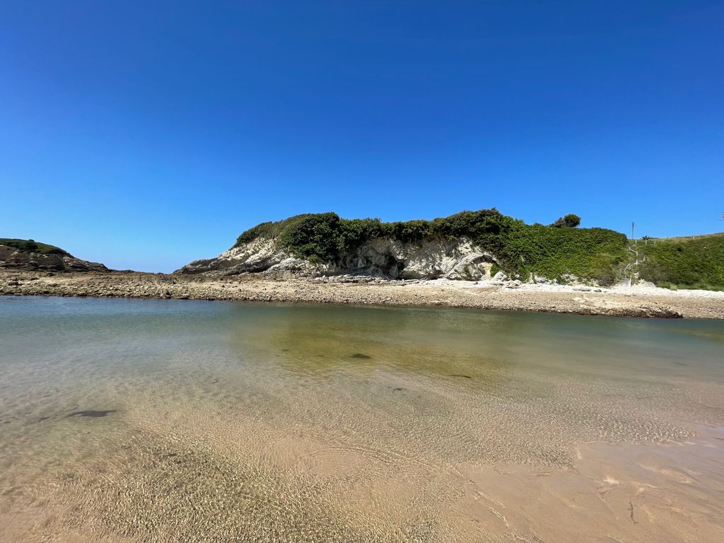 Foto van Oyambre Beach en de nederzetting