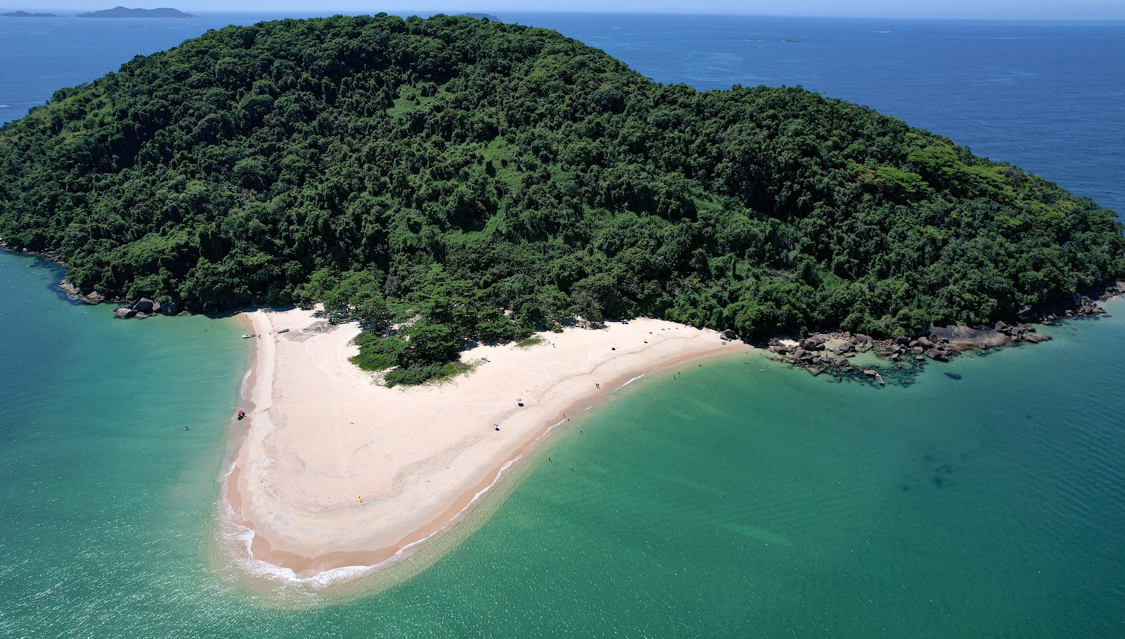 Foto van Praia da Ilha do Prumirim met ruim strand