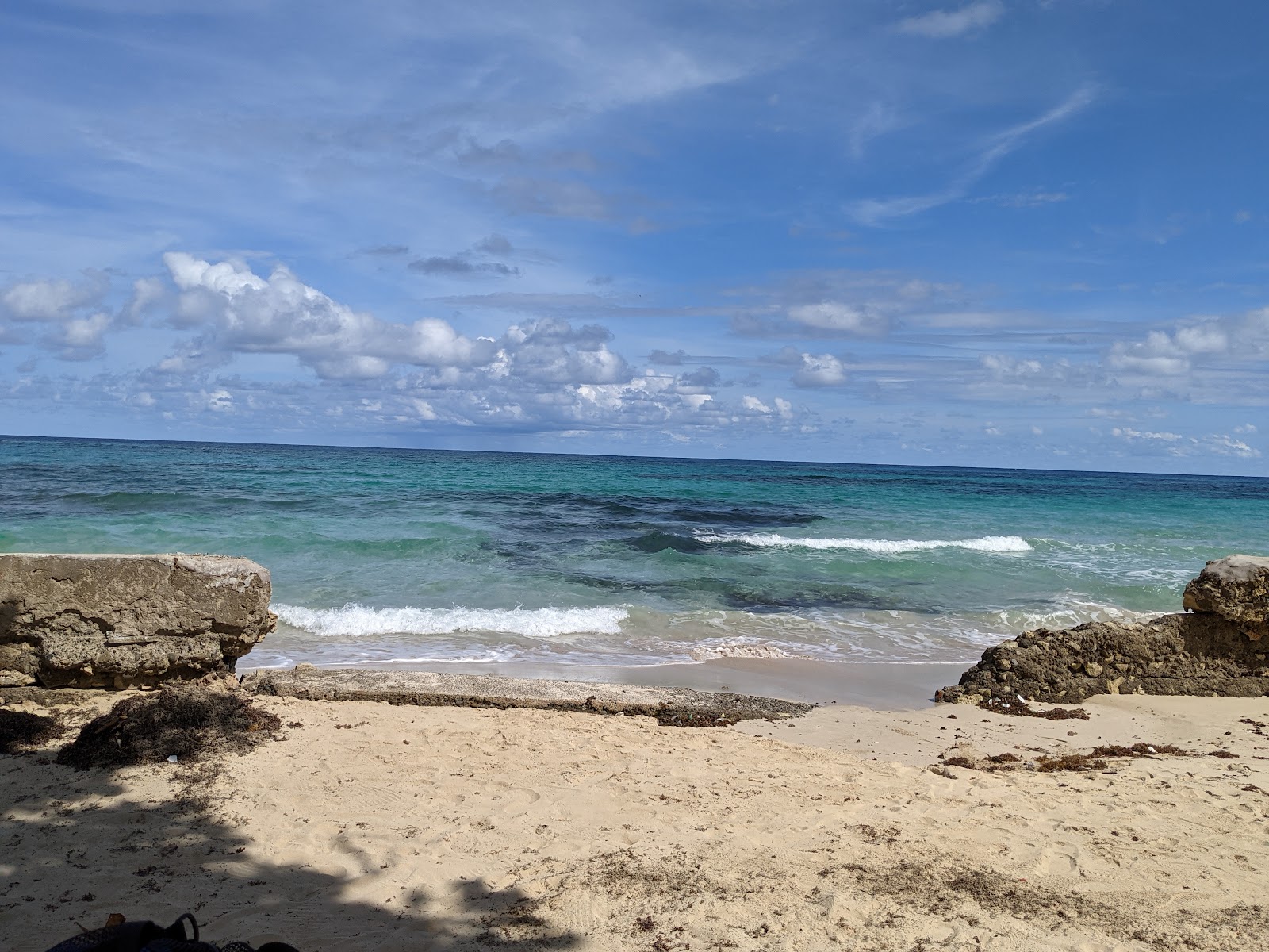 Photo de Long Bay Beach avec rivage droit, long