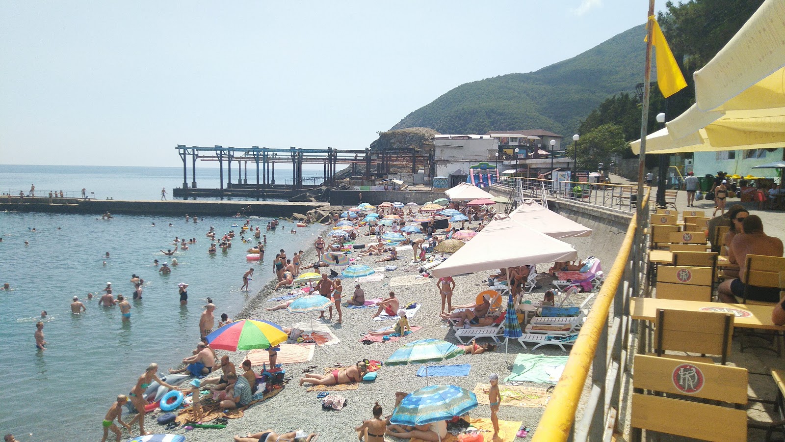 Foto di Partenit beach circondato da montagne