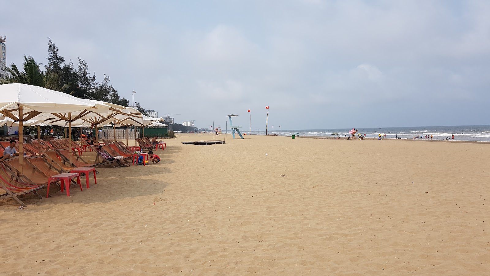 Sam Son Beach'in fotoğrafı dağlarla çevrili