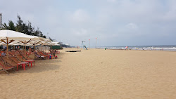 Sam Son Beach'in fotoğrafı dağlarla çevrili