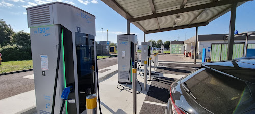 Borne de recharge de véhicules électriques TotalEnergies Charging Station Sotteville-lès-Rouen