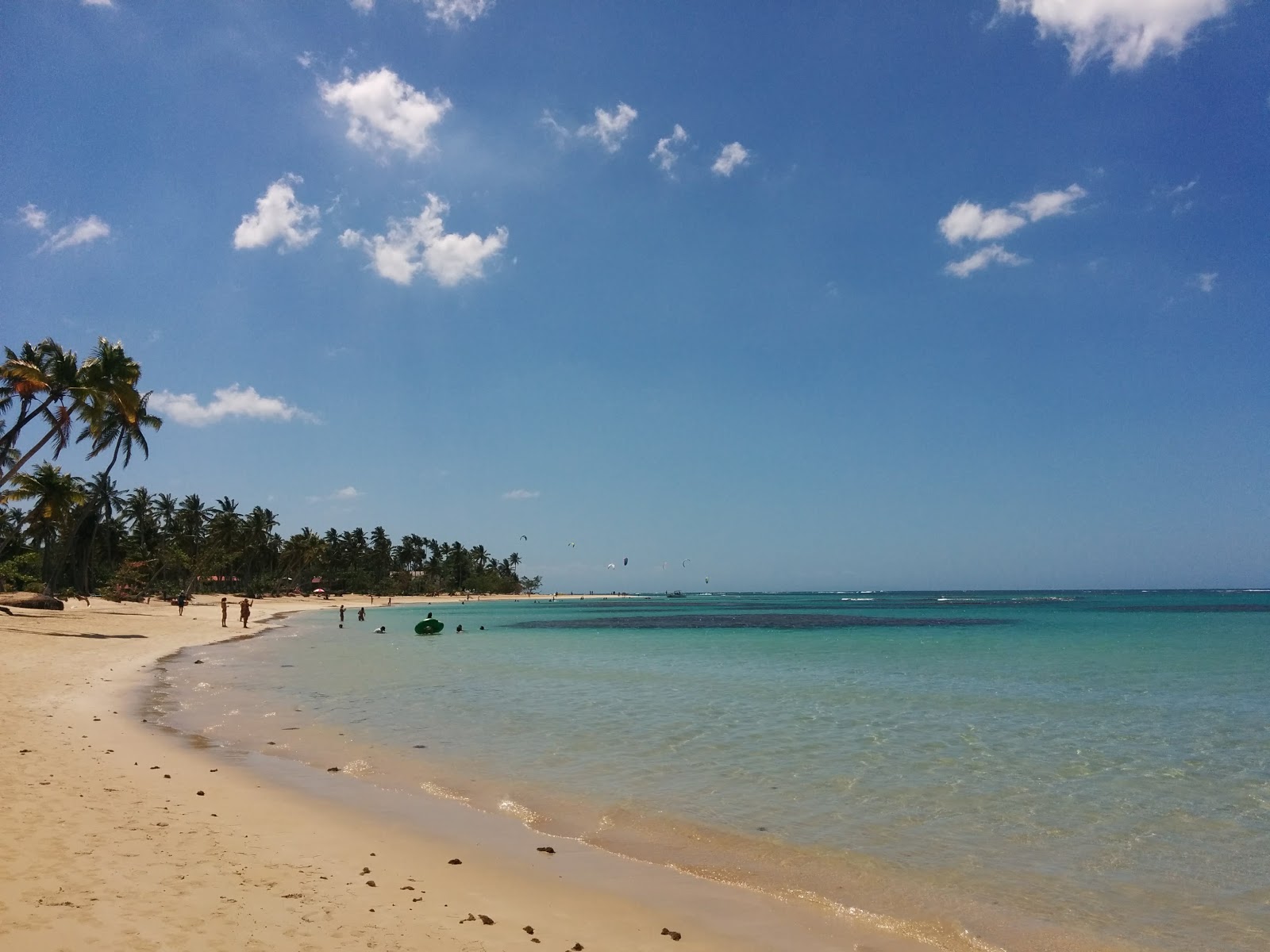 Playa Columpio Portillo的照片 带有碧绿色纯水表面