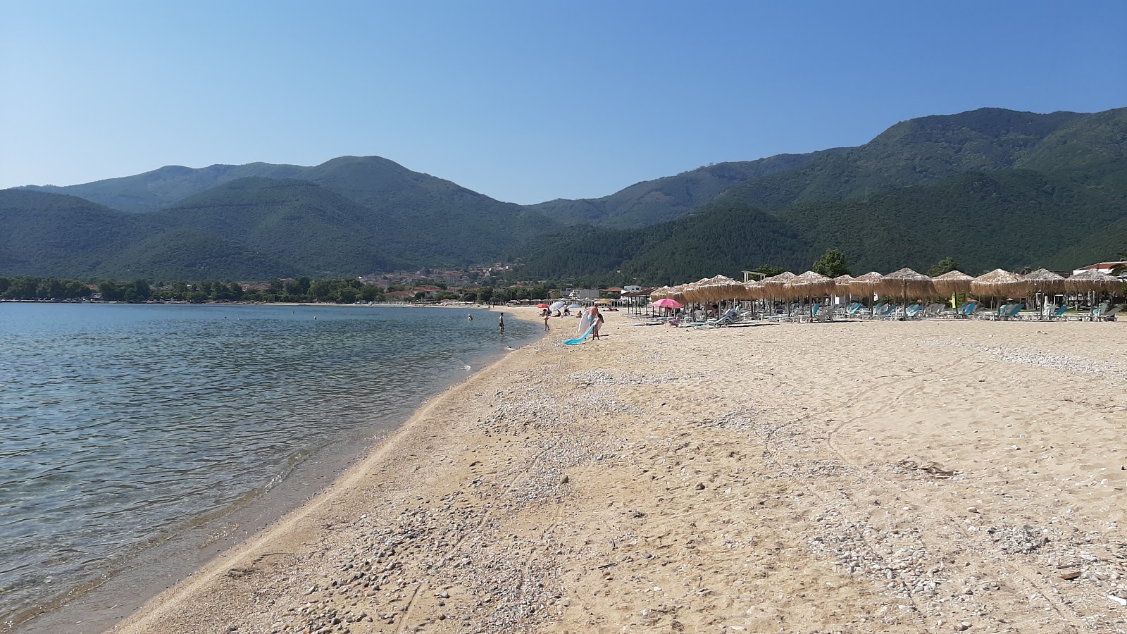 Fotografie cu Stavros Beach cu o suprafață de nisip strălucitor