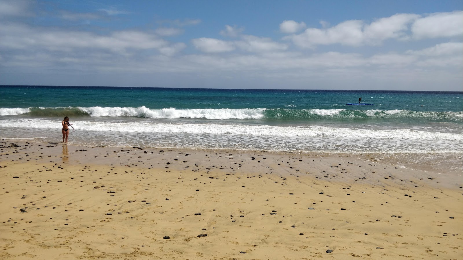 Foto von Praia da Fontinha von Klippen umgeben