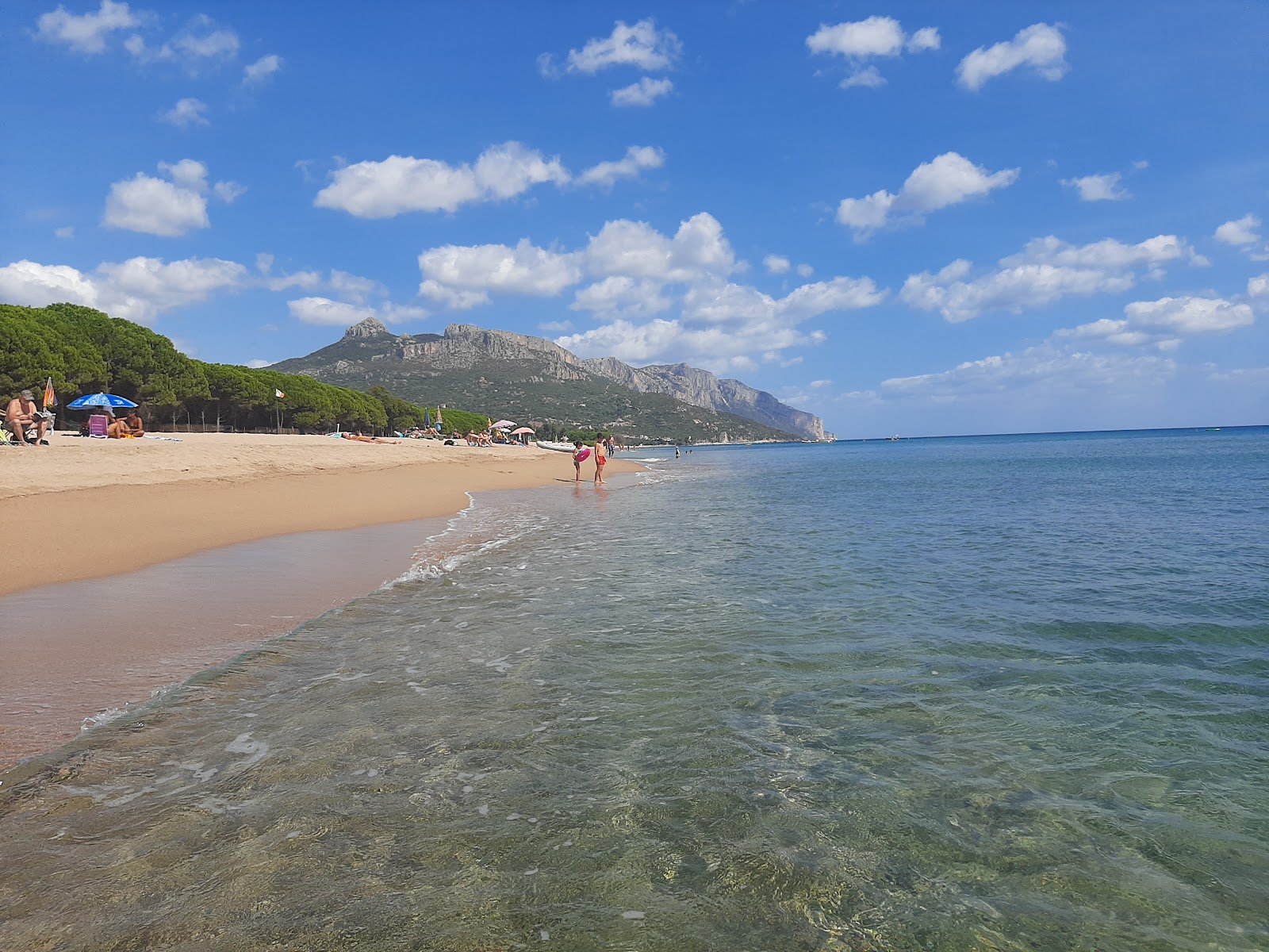 Foto av Isula Manna Beach med lång rak strand