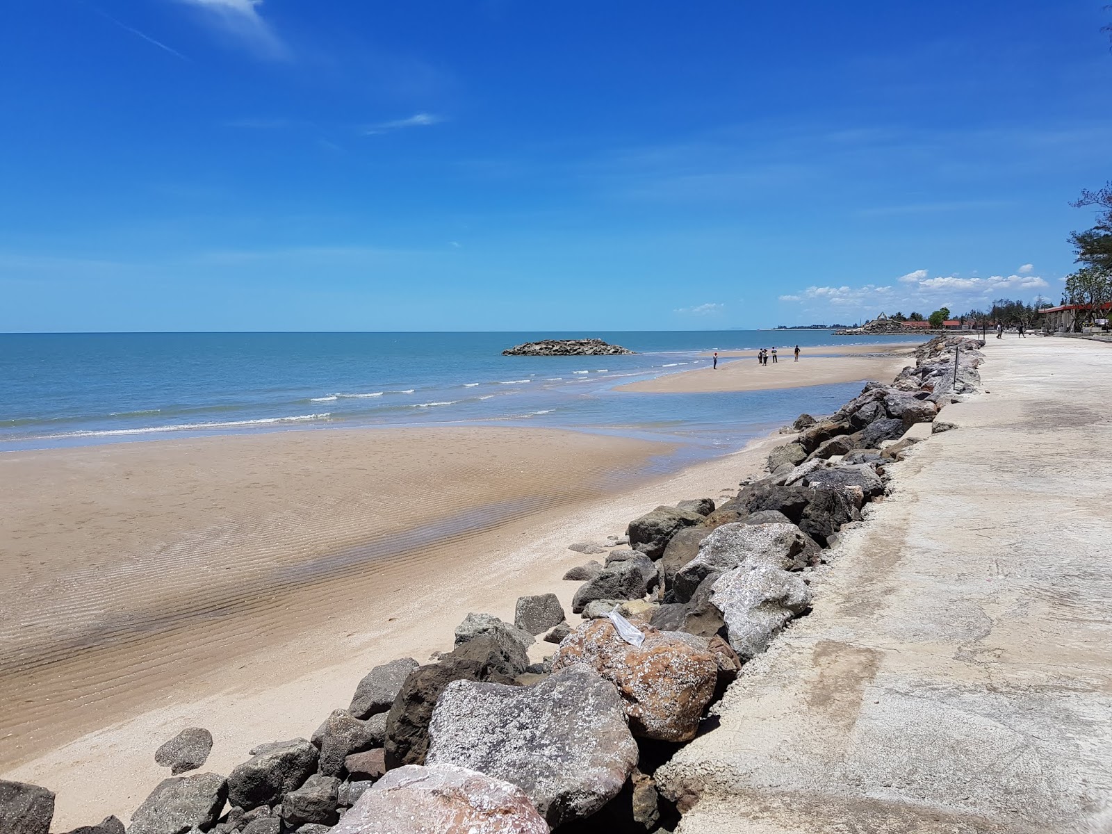 Foto di Hat Puek Tian Beach con una superficie del sabbia luminosa