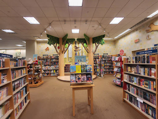 Book Store «Barnes & Noble», reviews and photos, 102 Commons Dr, Geneva, IL 60134, USA