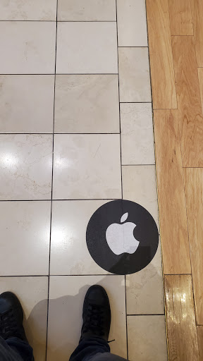 Computer Store «Apple Northbrook», reviews and photos, 1310 Northbrook Ct, Northbrook, IL 60062, USA