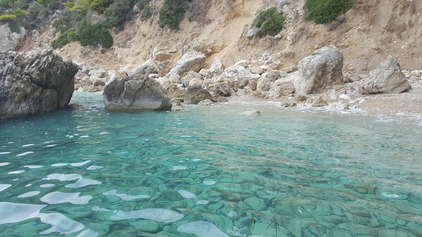 Photo de Krouza beach situé dans une zone naturelle