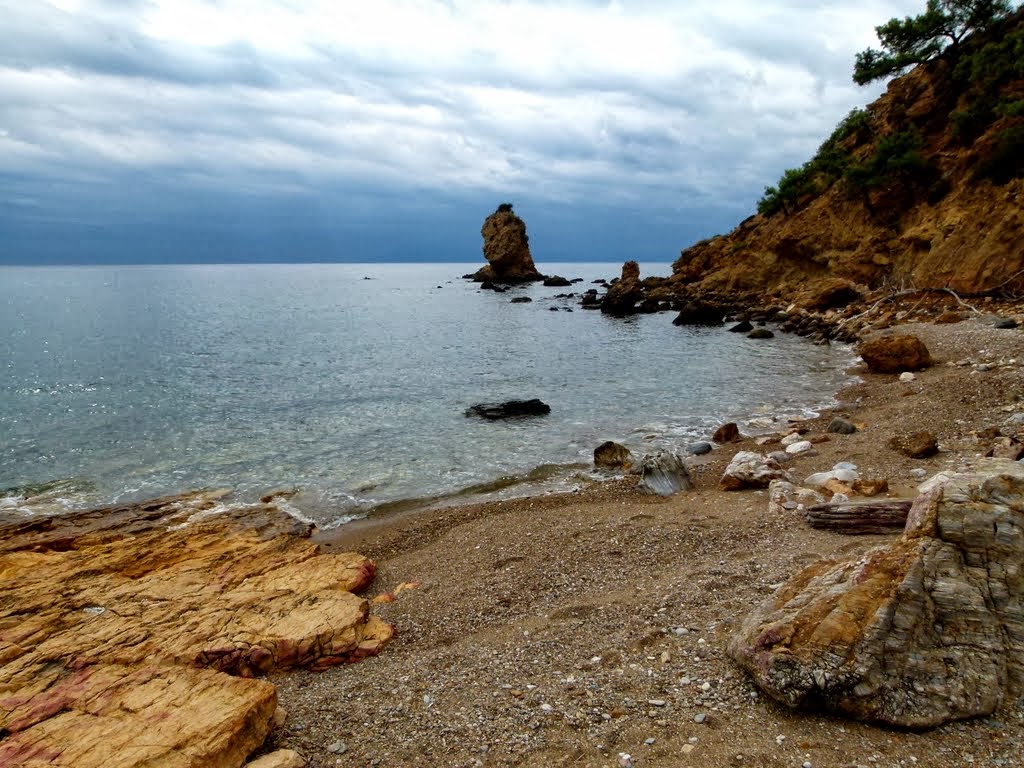 Valokuva Rosonkremos beach IIista. pinnalla kevyt kivi:n kanssa