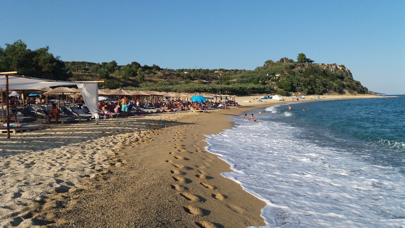 Foto van Kavala beach en de nederzetting