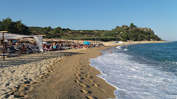 Foto di Kavala beach sorretto da scogliere