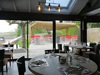 Atmosphère du Restaurant français Les tables de l’étang à Montagny-les-Lanches - n°17