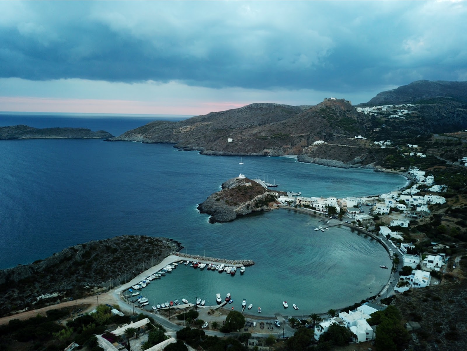 Foto von Paralia Kapsali II mit kleine bucht