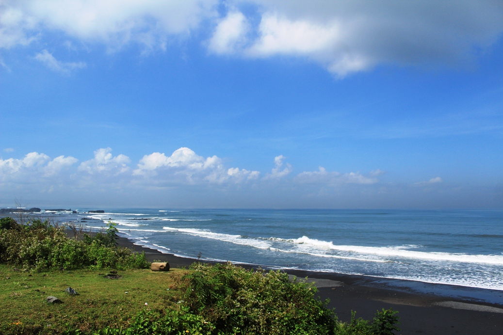 Foto von Nyanyi Beach mit schwarzer sand Oberfläche