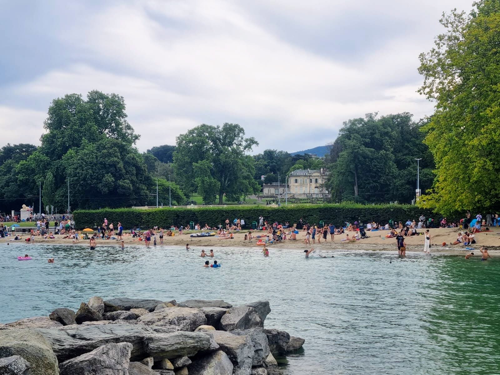 Foto di Baby-Plage des Eaux-Vives con costa lunga e dritta