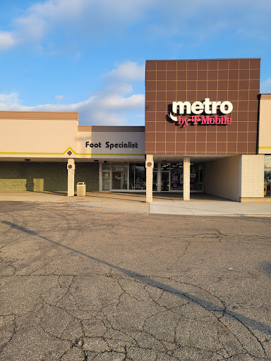 Shopping Mall «Lincoln Shopping Center», reviews and photos, 26092 Greenfield Rd, Oak Park, MI 48237, USA