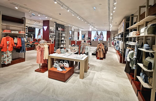 Loja de vestuário feminino Guess Vila do Conde Porto Fashion Outlet Modivas