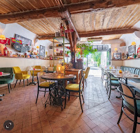 Atmosphère du Restaurant La Petite Cave di San Giovanni à Gémenos - n°9