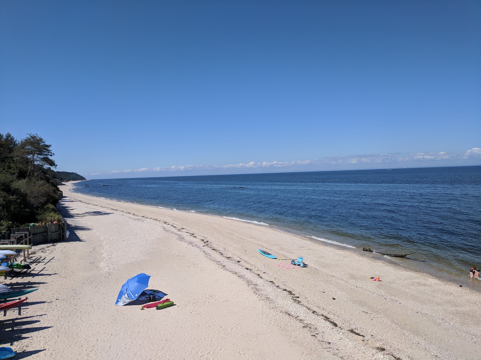 North Shore Beach的照片 带有蓝色纯水表面