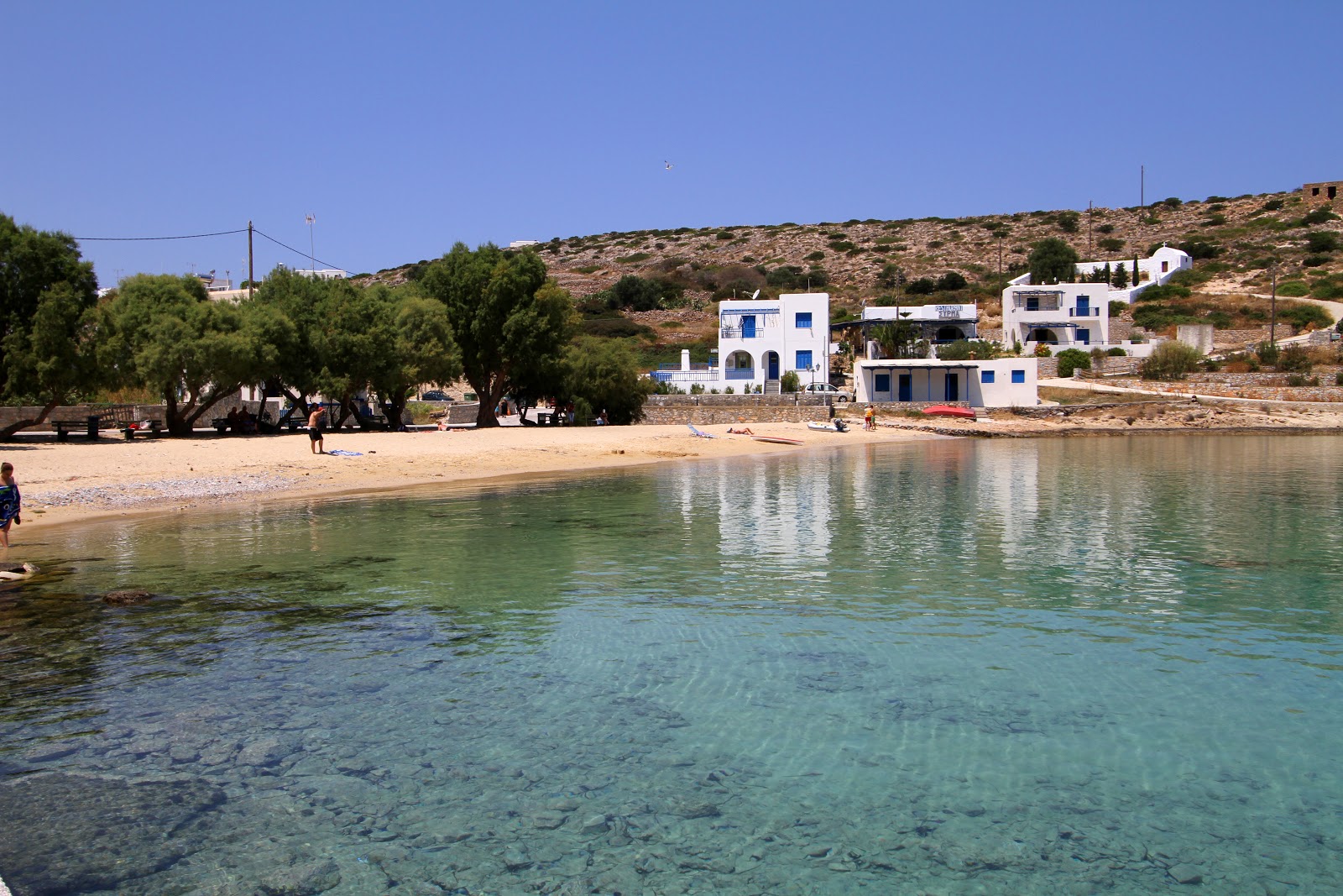 Valokuva Agios Georgiosista. pinnalla turkoosi puhdas vesi:n kanssa