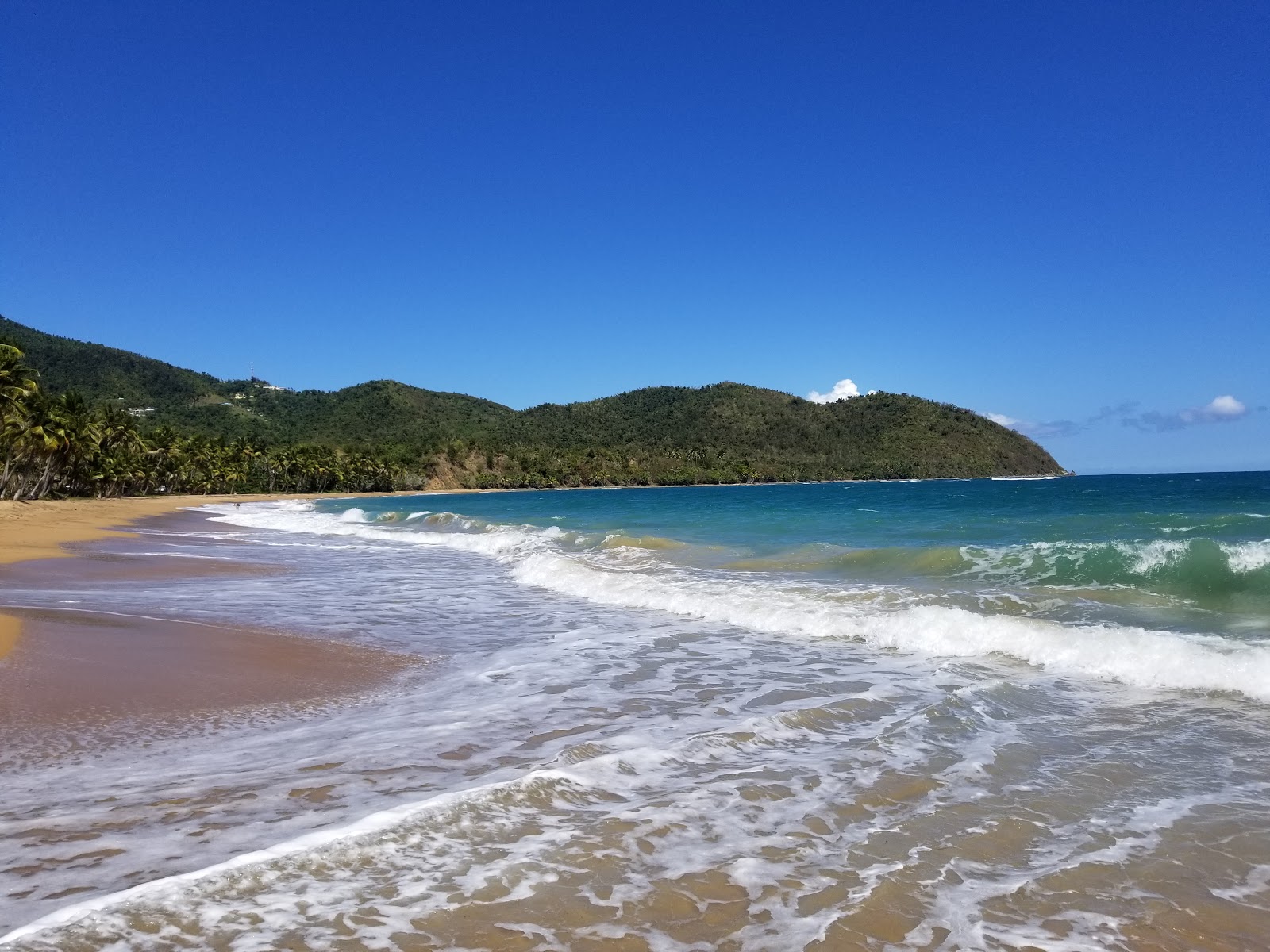 Foto de Playa Emajaguas con agua cristalina superficie