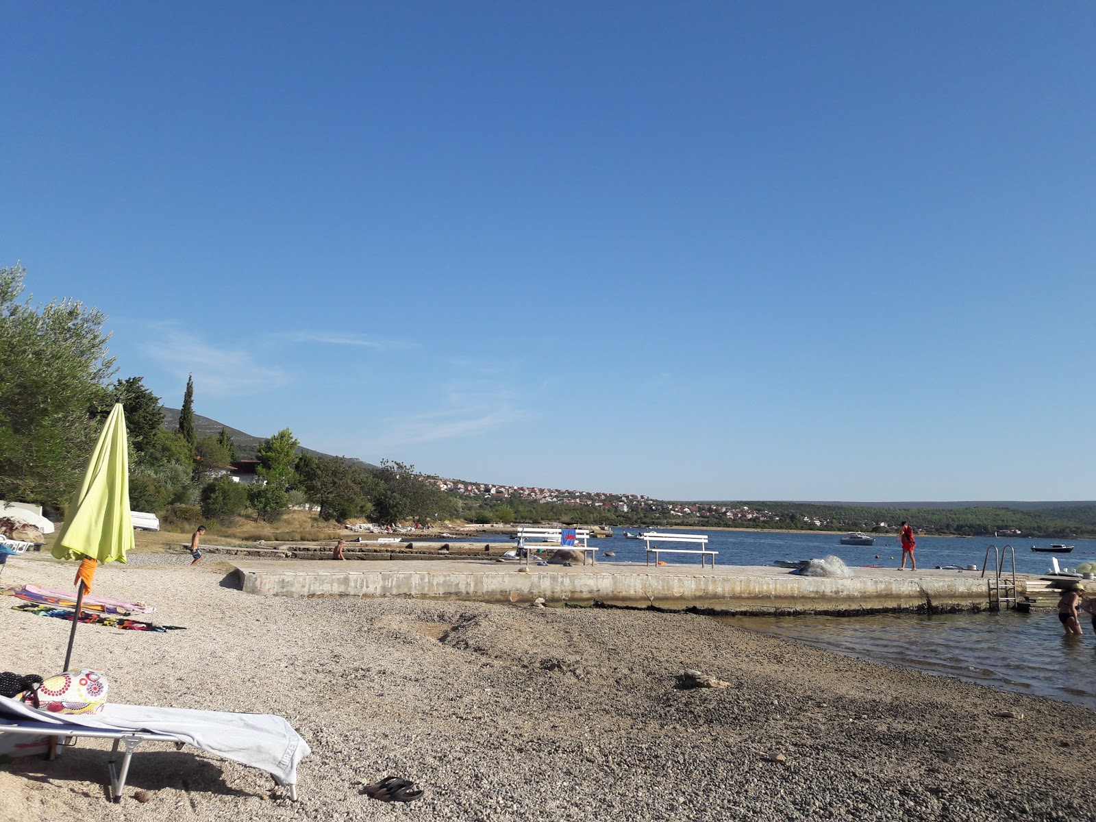 Fotografie cu Susnjari beach II cu o suprafață de pietricel cenușiu