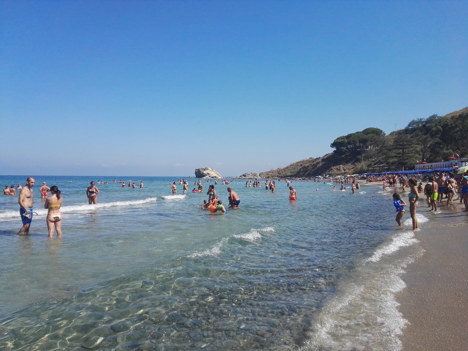 Φωτογραφία του Spiaggia di Trentova με γκρίζα άμμο και βράχια επιφάνεια