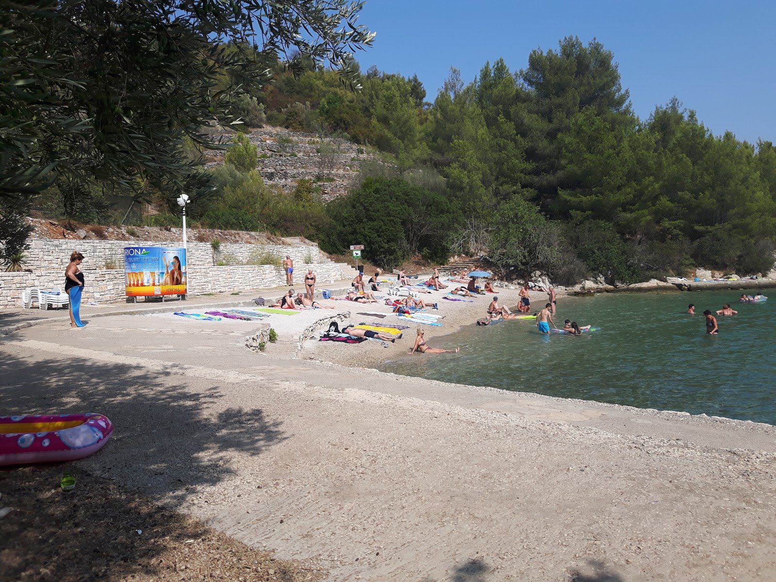 Foto van Plitvine beach met turquoise puur water oppervlakte