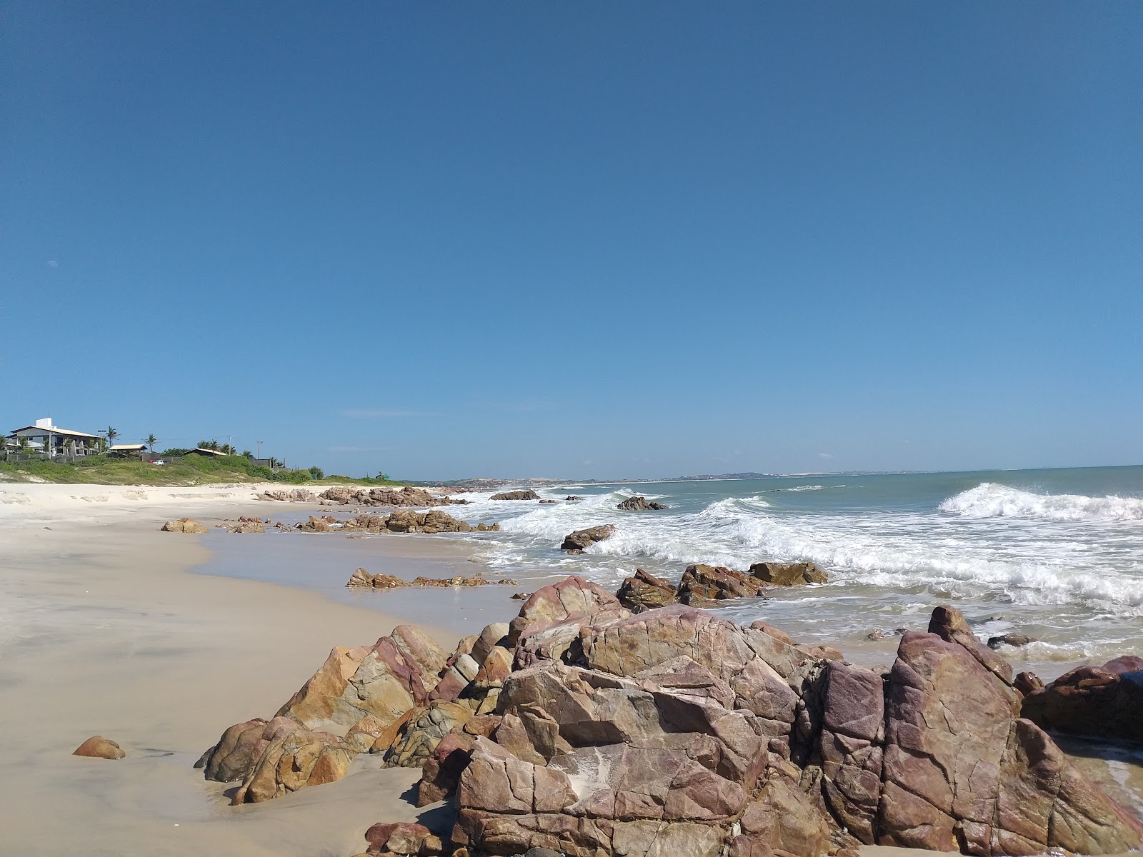 Zdjęcie Plaża z czarną gliną obszar udogodnień