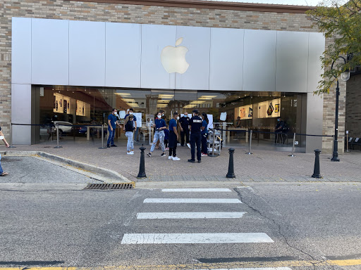 Computer Store «Apple Main Place», reviews and photos, 120 W Jefferson Ave, Naperville, IL 60540, USA