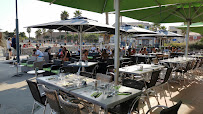 Atmosphère du Restaurant méditerranéen Brasserie La Plage - Au bord de l'étang - Vue sur Sète à Mèze - n°14