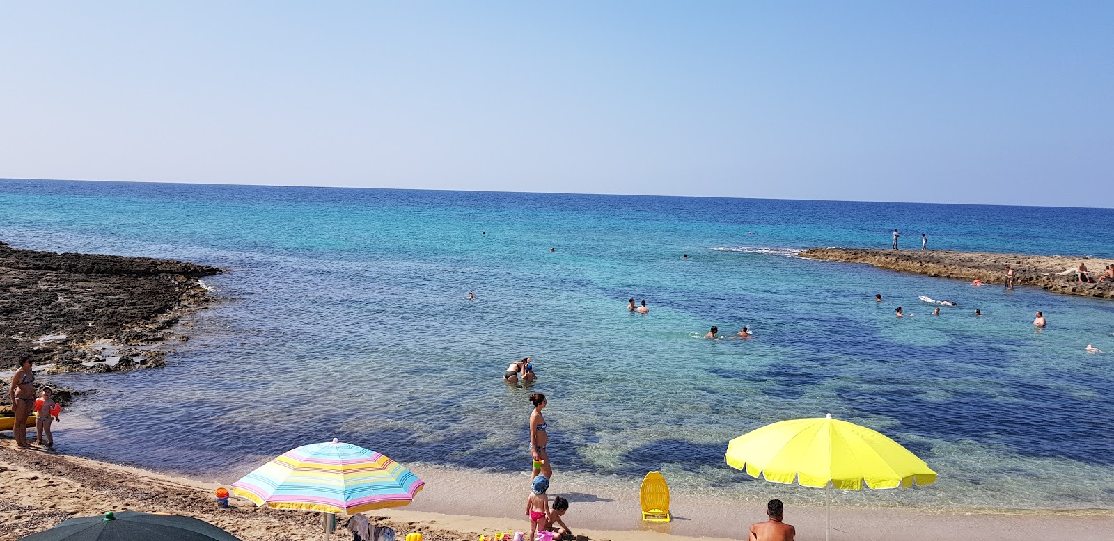 Photo de Spiaggia del Mare dei Cavalli avec l'eau cristalline de surface