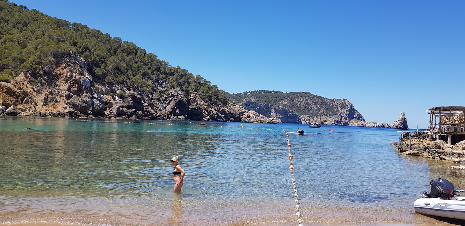 Foto de Cala Benirrás rodeado de montañas