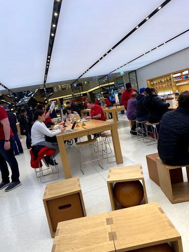 Computer Store «Apple Northbrook», reviews and photos, 1310 Northbrook Ct, Northbrook, IL 60062, USA