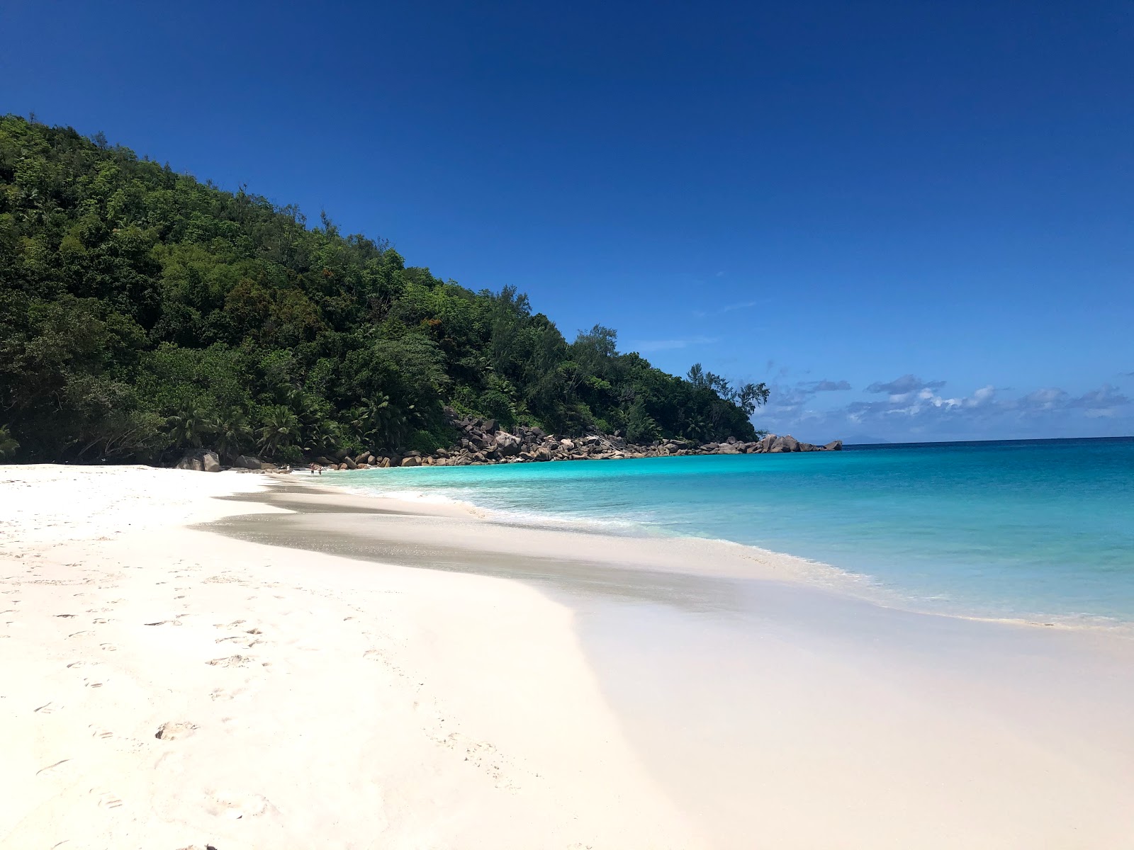 Foto van Anse Georgette Strand met hoog niveau van netheid