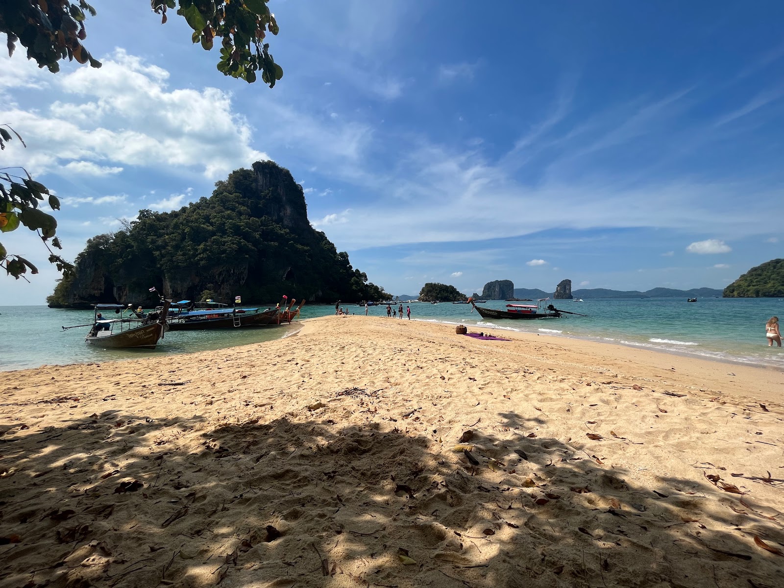 Rai Island Beach'in fotoğrafı parlak kum yüzey ile