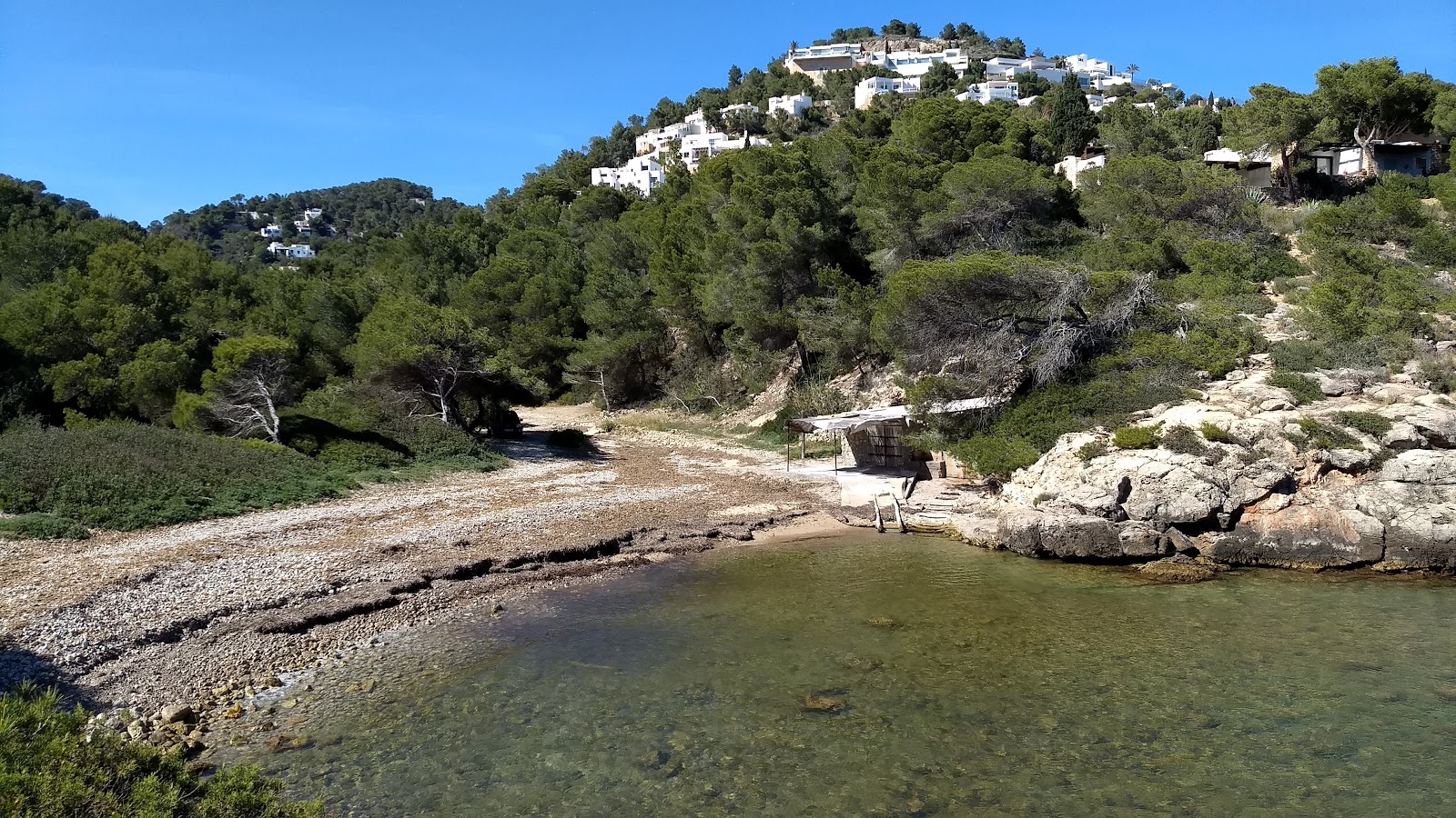 Foto de Cala Espart con arena marrón y rocas superficie