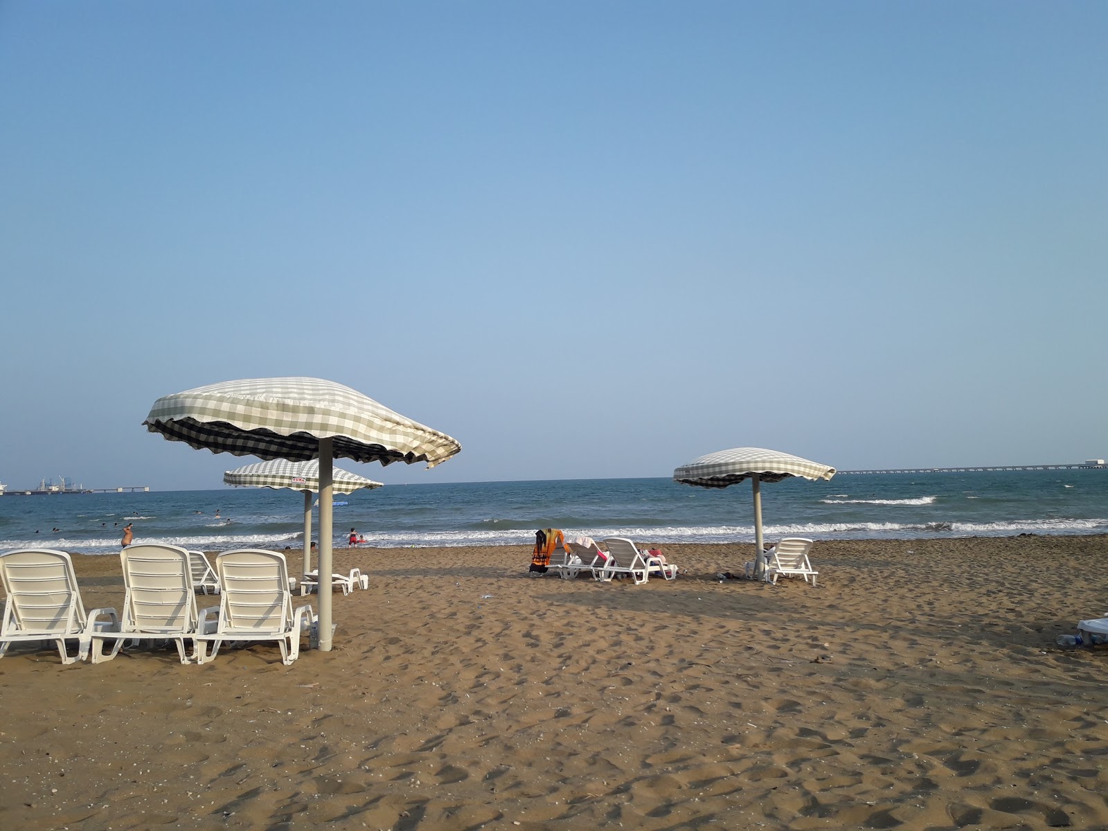 Foto von Botas beach von Klippen umgeben