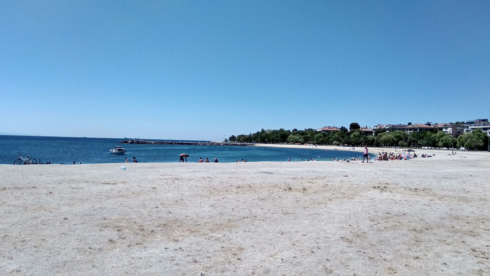 Fotografija Bakirkoy beach z prostoren zaliv