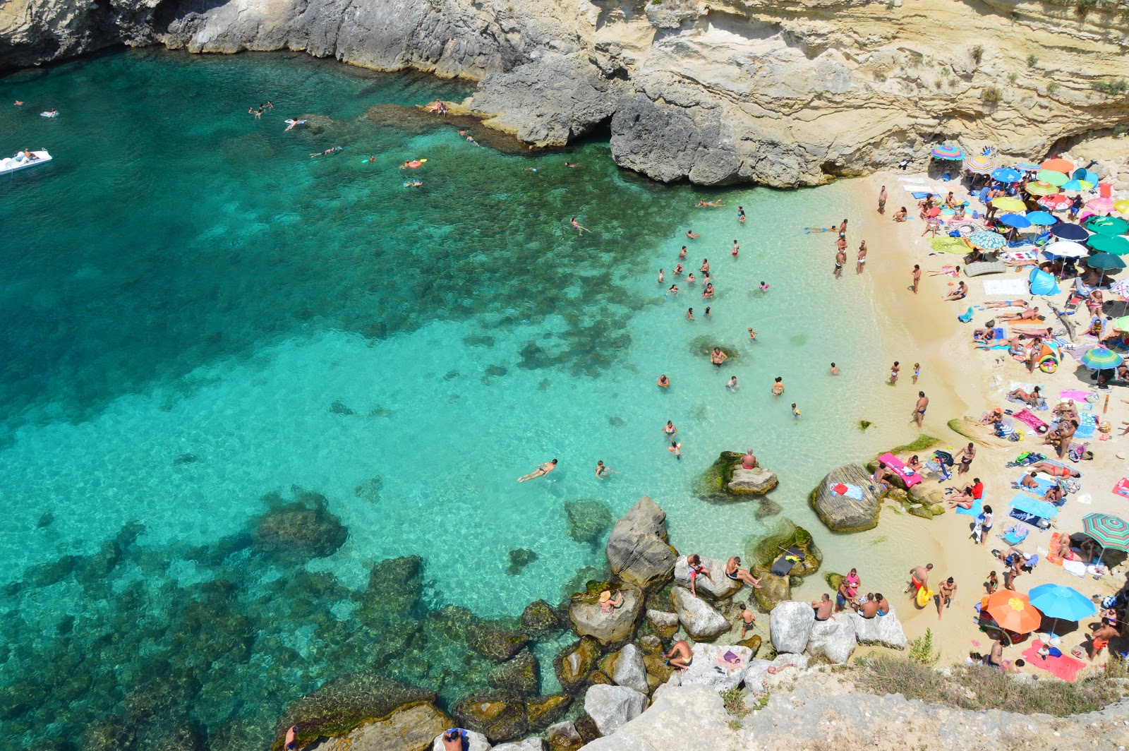 Foto de Spiaggia di Porto Miggiano con brillante arena fina superficie