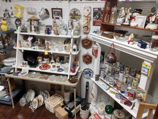 Shopping Mall «Town Peddler Craft and Antique Mall», reviews and photos, 35323 Plymouth Rd, Livonia, MI 48150, USA