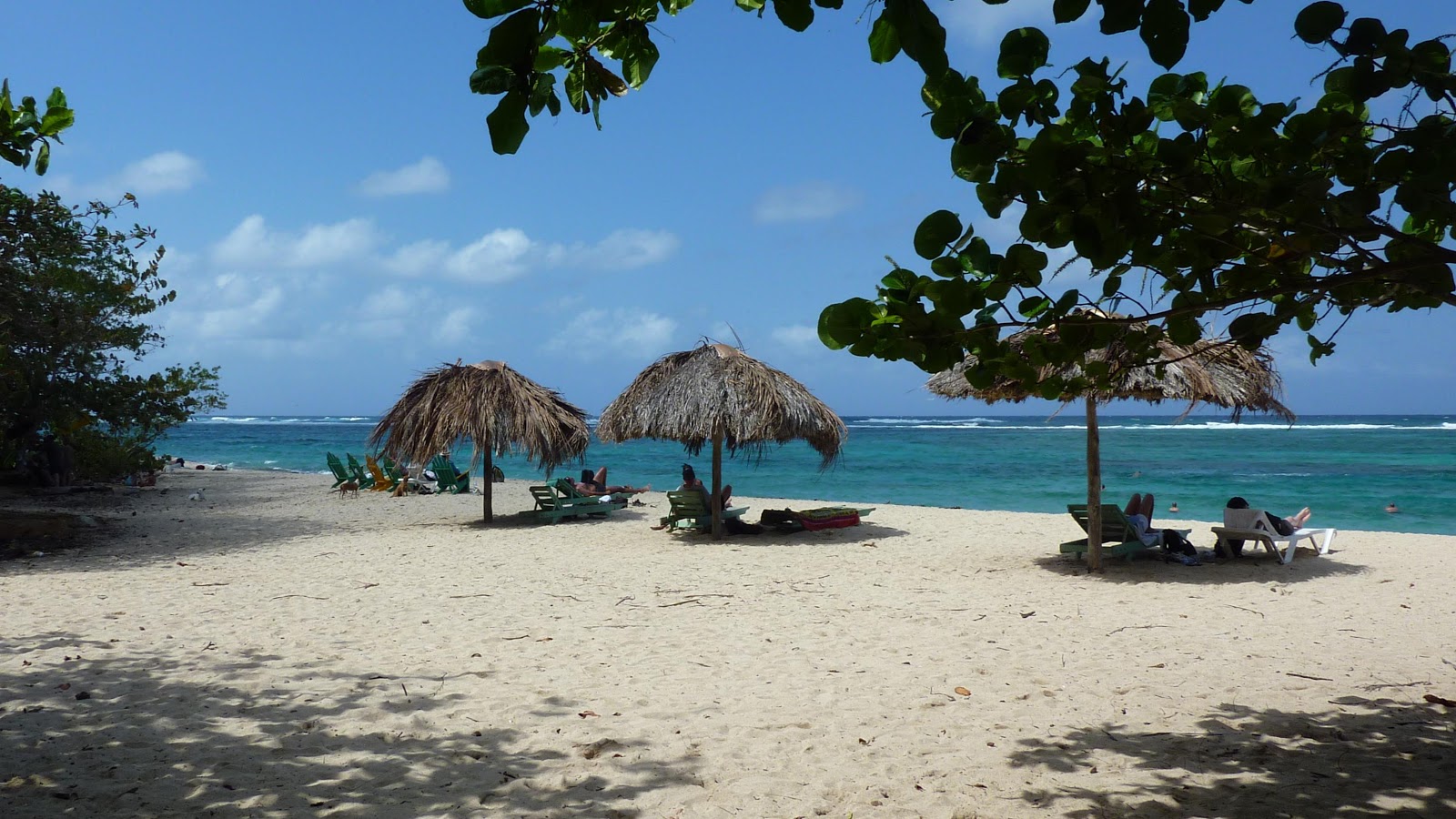 Foto de Playa Maguana con agua turquesa superficie